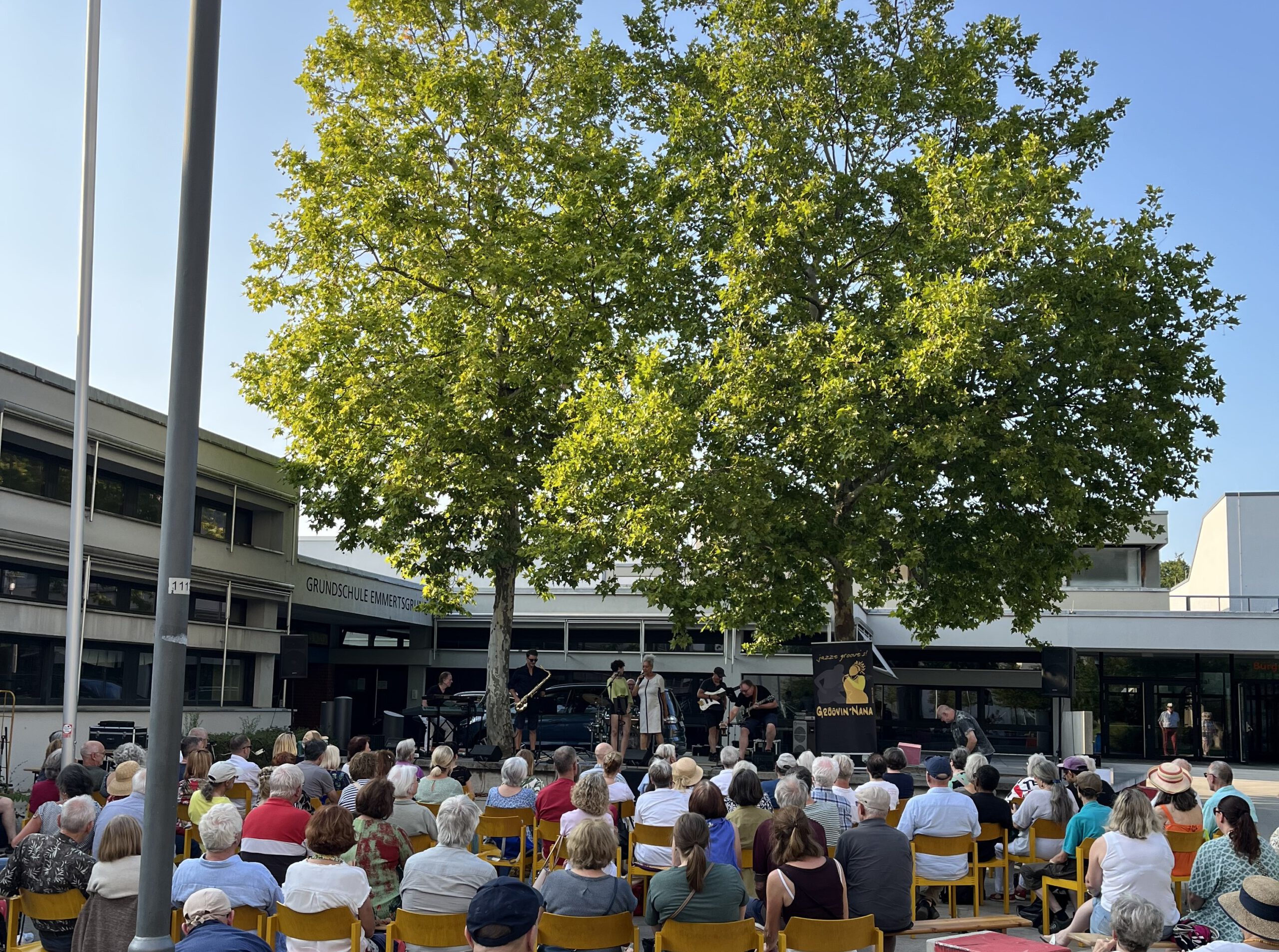 Die Jazz-Rock-Funk-Formation "Groovin`Nana" lockt 140 Gäste beim Emmertsgrunder Kultursommer an.
