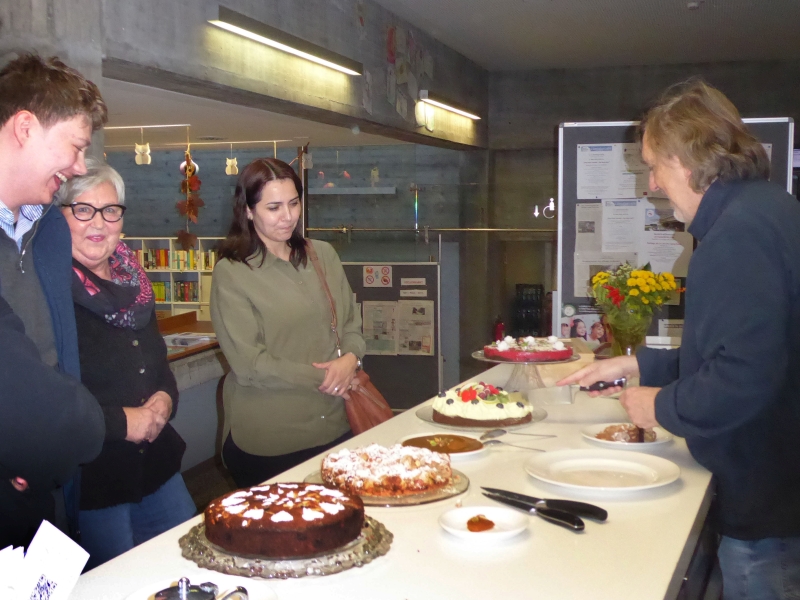 Eigentlich waren alle Kuchen plus Dessert ein Gewinn. Ehrenamtlich hinter der Theke: Claus Hommel