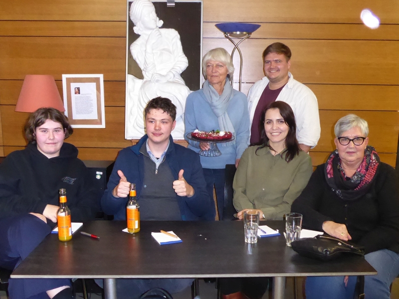 Die Jury mit den Bäcker:innen des Gewinnerkuchens, Ulrike Jessberger und Leander van Detten