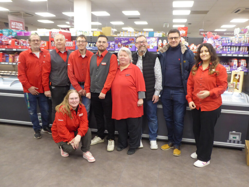 ein Teil des Teams mit dem neuen Marktleiter Pilipp Jochim sowie Kerstin Baum, Mark Neugebauer und Sebastian Kern (4.,5.,.6. und 7.v.l.)