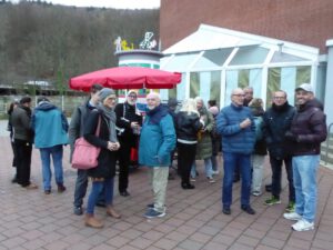 Begegnungen und Gespräche auf dem Platz vor dem Einkaufszentrum.