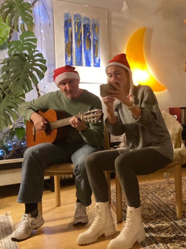 Werner Reith, Bandmitglied von Jazzy-licious, und Freundin Inga Seischab singen ihr Duett nicht vom Blatt, sondern vom Handy.