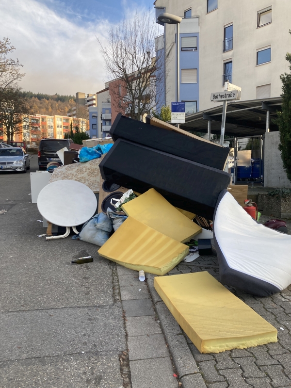 Sperrmüllberg in Bothestraße nimmt zu