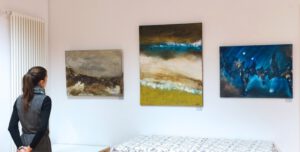 Eine Besucherin in der Ausstellung. Foto: Heinz Braun