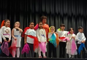 Die Klasse 1c nach dem Tüchertanz mit Halyna Dohayman Foto: Daniela Knapp