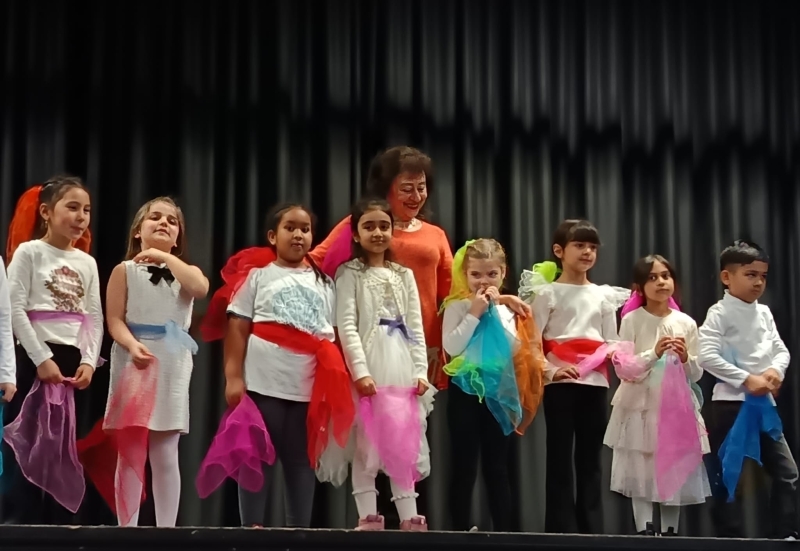 Die Klasse 1c nach dem Tüchertanz mit Halyna Dohayman Foto: Daniela Knapp