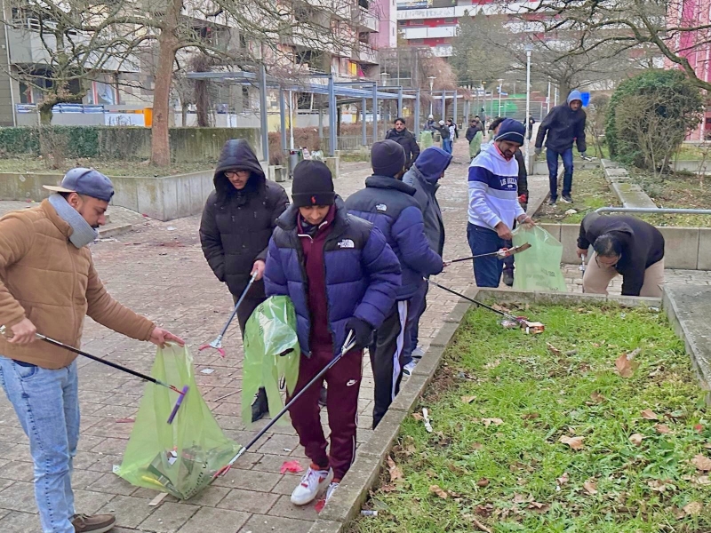 Neujahrsputz der Ahmadiyya Muslim Jugendorganisation im Emmertsgrund