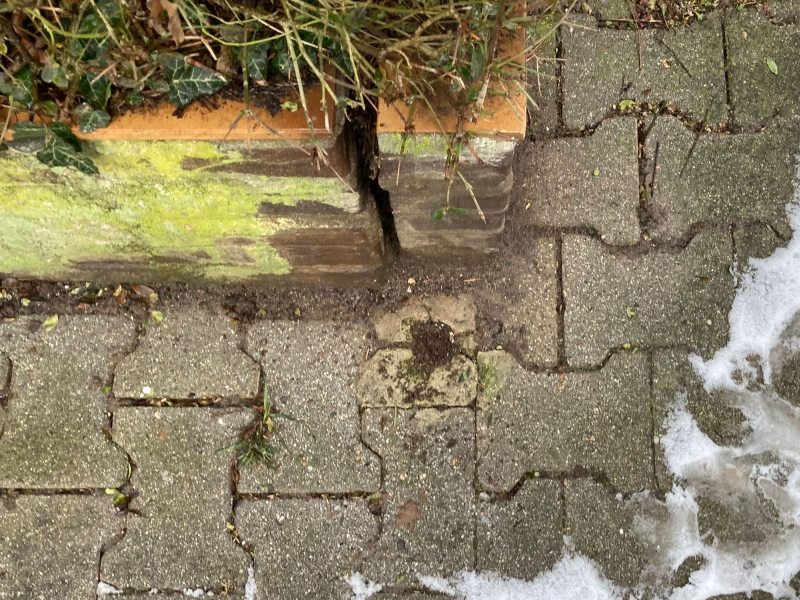 Aufgang zum Treff22: Metallstumpf der ehemaligen Lampe