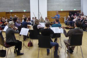 Orchester mit Dirigent