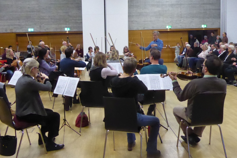 Orchester mit Dirigent