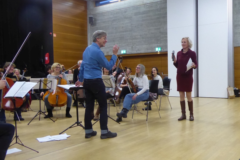 Der Dirigent demonstriert der verblüfften Moderatorin, wie schnell er Sechzehntel-Noten singen kann