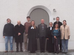 Der Ältestenkreis von links: Klaus Hommel, Jürgen Miethke, Robin Münker, Vikarin Rebekka Zimmermann, Konstantin Köhler, Pfarrerin Carmen Sanftleben, Erika Dietz, Björn Kindler (hinten), Diakonin Anne Seiler