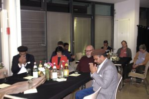 Zu Beginn ein Moment des Innehaltens beim stillen Gebet v.l.: Dr. Mubarik Chowdhry, Regionalvorsitzender AMJ Region Baden; Stefanie Jansen, Bürgermeisterin Stadt Heidelberg; Danijel Cubelic, Amt für Chancengleichheit; Rifat Jilani, Vorsitzender AMJ Heidelberg