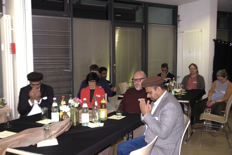 Zu Beginn ein Moment des Innehaltens beim stillen Gebet v.l.: Dr. Mubarik Chowdhry, Regionalvorsitzender AMJ Region Baden; Stefanie Jansen, Bürgermeisterin Stadt Heidelberg; Danijel Cubelic, Amt für Chancengleichheit; Rifat Jilani, Vorsitzender AMJ Heidelberg