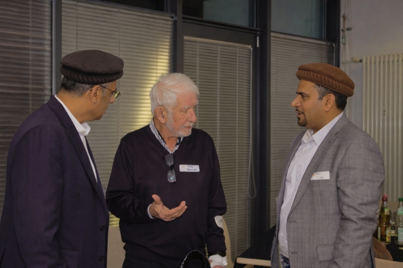 Dr. Mubarik Chowdhry, Regionalvorsitzender AMJ Region Baden; Fritz Zernick, Vorsitzender Stadtteilverein Emmertsgrund, und Rifat Jilani, AMJ Heidelberg im Gespräch (v.l.)