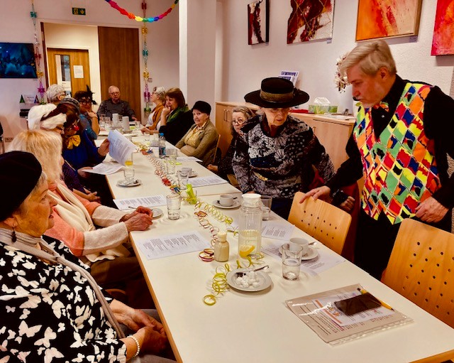 Gäste bei der Fastnacht im Seniorenzentrum.