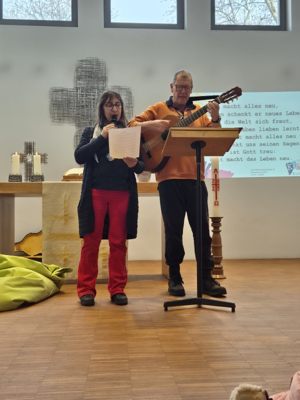 Die „Kirche Kunterbunt“ beim musikalischen Auftakt