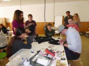 Interessierte Kinder und Jugendliche bekommen Hilfestellung von pädagogischen Fachkräften. Foto: Em-Box-Archiv