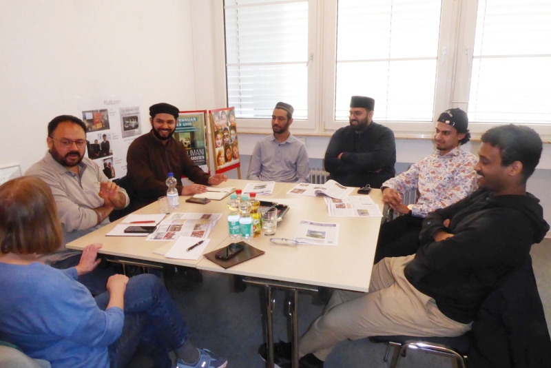 Bindeglieder zwischen den Vertretern der Ahmadiyya-Gemeinde und der Em-Box-Redaktion sind der stellvertretende Vorsitzende des Emmertsgrunder Bürgervereins TES, Jaswinder Pal-Rath (l.) und Redaktiosmitarbeiter Ahmed Abdalla (r.). Pressesprecher Furqan Basharat, Student Rakib, Imam Basel Aslam und Student Ata (v.l.) informierten über ihre Arbeit und ihre Ziele. wa, Foto: hhh