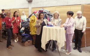 Unübersehbar war bei der Eröffnung des Pfennigbasars die Arbeit, für die die zahlreichen Helfer und Helferinnen das größte Lob von Basarleiterin Eveline Bastian und DAFC-Präsidentin Hannelore Thomas sowie Bürgermeisterin Stefanie Jansen (v.l.) zusammen mit Grußworten des Oberbürgermeisters erhielten. Rechts: Stadtteilvereinsvorsitzender Fritz Zernick. Foto: hhh