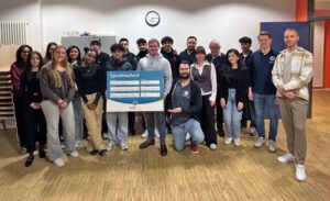 Bei der Spendenübergabe: Vertreter des Fördervereins Round Table 22 Heidelberg e. V. gemeinsam mit Lernpatinnen und Lernpaten des Treff 22 sowie René Köpke, Leiter des Kinder- und Jugendzentrums Emmertsgrund (rechts), Tabea Maurina, Projektleiterin Lernpatenschaften (6. von rechts) und Fritz Zernick, Stadtteilverein Emmertsgrund (5. von rechts). Bildnachweis: Round Table