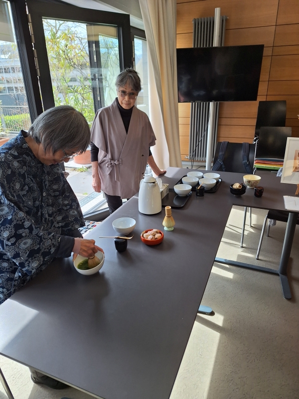 Matcha-Tee im Stile der Teezeremonie konnte man bei Sueko Tremmel (rechts) und Ikuko Sona-Omoto genießen. (Foto: Ansgar Hofmann)