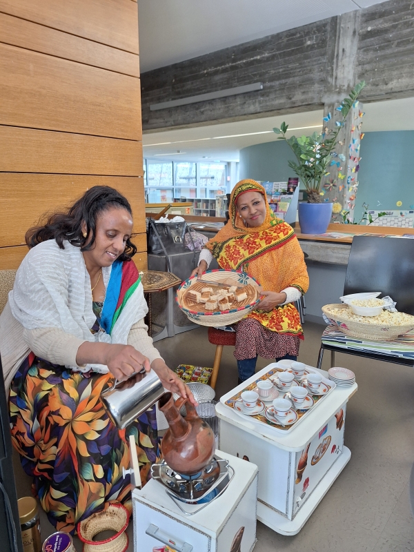 Mebrak Negasse (links) und Elsa Kusmu boten vor-Ort gerösteten Kaffee in der Tradition von Eritrea an. (Foto: Ansgar Hofmann)