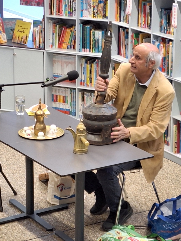 Salim Alafenisch erzählte über die Kaffeekultur bei den Beduinen in seiner Jugend. Mit dem Kaffee-Stoessel wird morgens das Zeltlager geweckt. (Foto: Ansgar Hofmann)