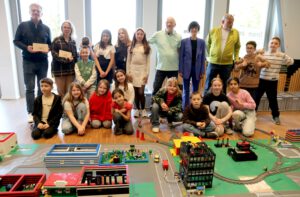 Gemeinsam mit den jungen Erbauern freuten sich Konrektor Mathias Peitz, Pfarrerin Carmen Sanftleben als Hausherrin, Jugendzentrumsleiter Ingo Smolka, Bürgermeisterin Stefanie Jansen und Rektor Thilo Engelhardt (v.l.) über den zwar nur sehr kurze Zeit existierenden, dafür aber von allen Seiten hochgelobten „Lego City“-Traumstadtteil