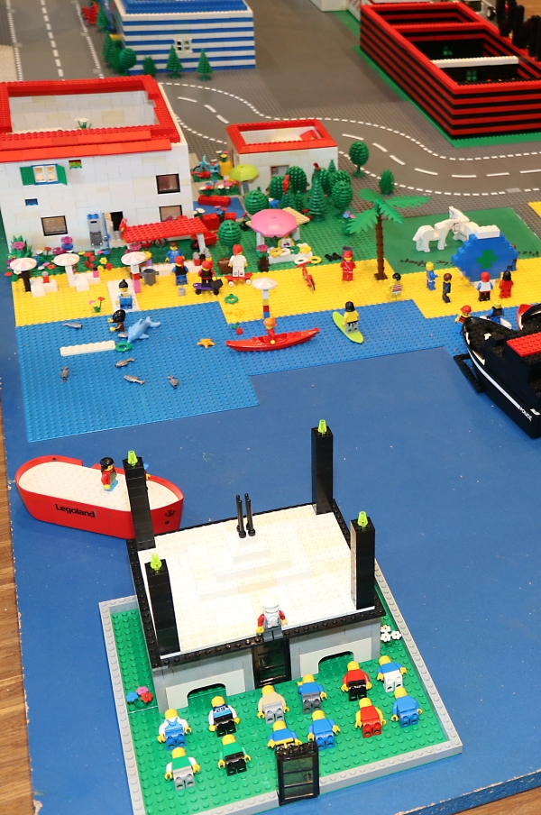 In der „Lego-City“ der Boxberger Waldparkschülerinnen und -Schüler war die Moschee im Wasser ein echter Hingucker