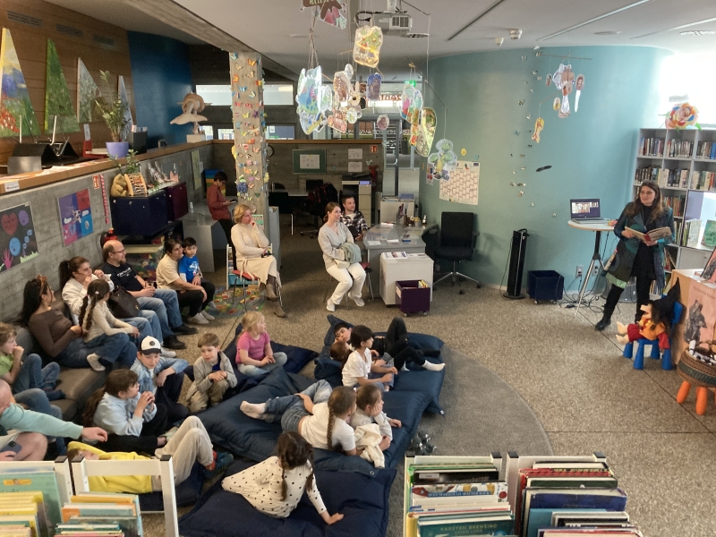 Entspannte Stimmung im Medienzentrum, ganz rechts Dozentin Magali Nieradka-Steiner.