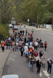 Ratlosigkeit beim Stadtteilverein: Warum nahmen dieses Jahr so wenige Emmertsgrunder am Sommertagszug teil?