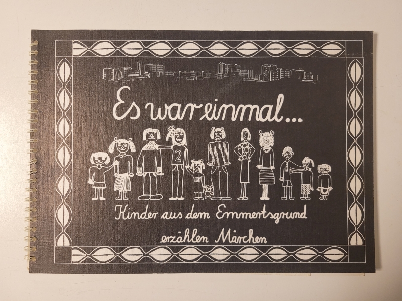Märchenbuch von Schüler:innen, das in Zusammenarbeit mit der Grundschule Emmertsgrund und Unterstützung der Stadt, des Freundes-und Förderkreises sowie des DAFC unter der Leitung der ehemaligen Lehrerinnen Erna Tünay und Margot Herb entstanden ist.