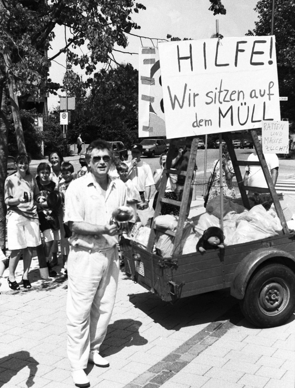 Schon 1995 protestierten Bewohner über zu viel Müll. Foto:Em-Box-Archiv