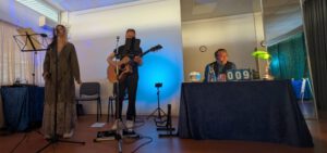 Laura Fortuna Barton, Joachim Coch und Mika Barton auf dem Weg in Richtung Leier
