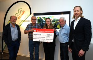 Spendenübergabe der Sparkasse Heidelberg an den Stadtteilverein Emmertsgrund: Regionalleiter Sascha Lindenblatt (r.) und Filialleiterin Lena Schorsch (Mitte) überreichten eine Spende von 1.000 Euro an den Stadtteilverein-Vorsitzenden Fritz Zernick (v. r.), dessen Stellvertreter Dr. Peter Libner und Schatzmeister Dr. Peter Hammacher. Bild: Sparkasse Heidelberg