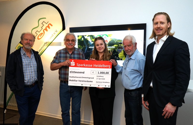 Spendenübergabe der Sparkasse Heidelberg an den Stadtteilverein Emmertsgrund: Regionalleiter Sascha Lindenblatt (r.) und Filialleiterin Lena Schorsch (Mitte) überreichten eine Spende von 1.000 Euro an den Stadtteilverein-Vorsitzenden Fritz Zernick (v. r.), dessen Stellvertreter Dr. Peter Libner und Schatzmeister Dr. Peter Hammacher. Bild: Sparkasse Heidelberg