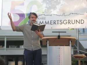 Saša Stanišić bei seiner Lesung vor dem Emmertsgrunder Bürgerhaus im Kultursommer 2023 zu “50 Jahre Emmertsgrund”.