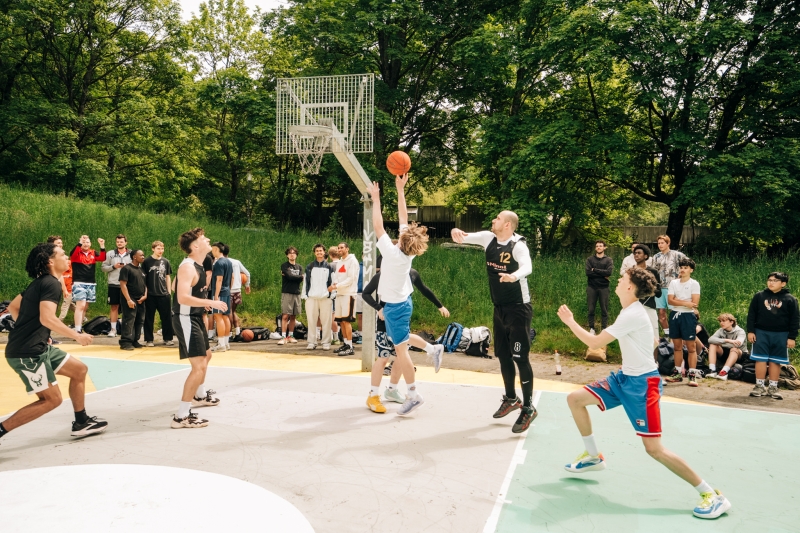 Im Mittelpunkt stand das 3-gegen-3 Streetball-Turnier, das im spannenden „Winners Ball“-Modus ausgetragen wurde.