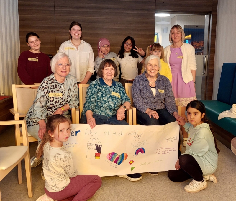 Die Abenteuerland AG der Grundschule Emmertsgrund zu Besuch im Augustinum in Begleitung von Ina Giering und Anne Seiler.
