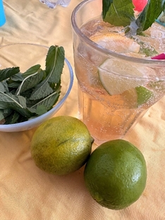 Feiern mit selbst zubereiteten alkoholfreien Cocktails