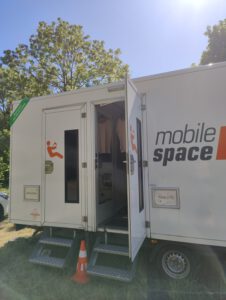 Mobile Garderoben der Schauspieler und Schauspielerinnen Foto: Andrea Schliwa