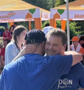 Mathis Libnerd wir nach seinem Sieg über 50 m Brust gratuliert.