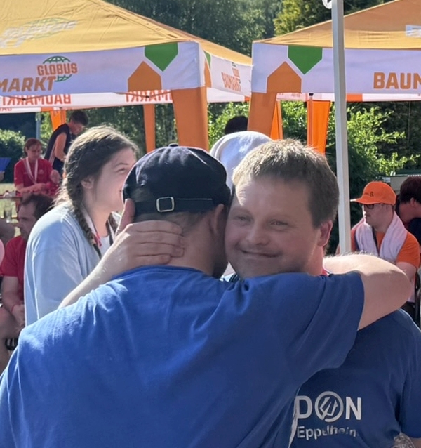Mathis Libnerd wir nach seinem Sieg über 50 m Brust gratuliert.