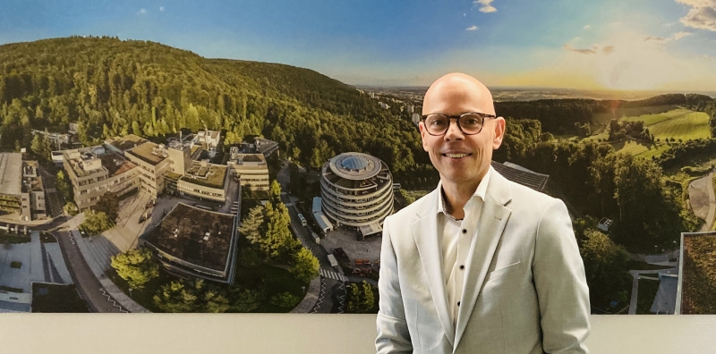 Damir Terzic ist der neue Hoteldirektor, hier vor einem Foto, das einen Teil der EMBL-Anlage zeigt.