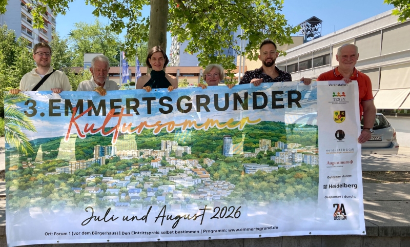 Nach dem Pressetermin für den Dritten Kultursommer im Emmertsgrund halten die Beteiligten auf der Freilichtbühne für die Veranstaltungen das Ankündigungsplakat hoch. Von links: Max Hilker, Kulturreferent Augustinum; Fritz Zernick, Stadtteilverein Emmertsgrund; Martina Pfister, Kulturbürgermeisterin; Elisabeth Schladitz, Kulturkreis Emmertsgrund-Boxberg; David Hilkert, Stadtteilmanagement, und Christoph Ecken, HeidelBerg-Café. Foto: Karin Weinmann-Abel