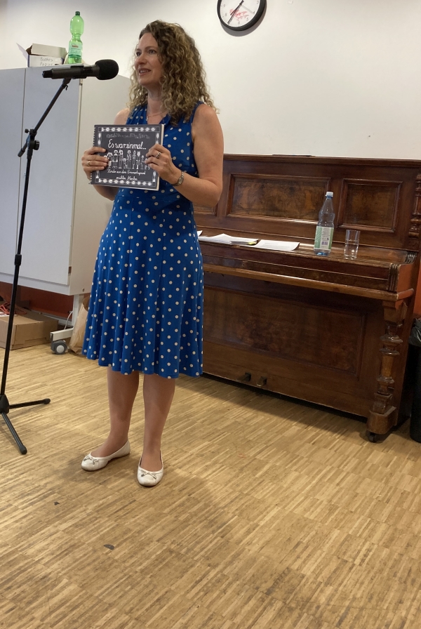 Die Autorin Christina Sontheim-Leven mit dem von ihrer Schulklasse verfassten Märchenbuch aus ihrer Grundschulzeit.