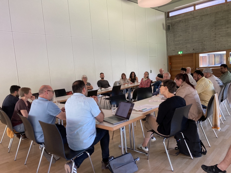 Sara Ehrlich vom Amt für Stadtentwicklung und Stadtplanung (2.v.l.) und Danijel Cubelic vom Amt für Chancengleichheit (3.v.l.) leiten die Sitzung im Panoramasaal des Bürgerhauses