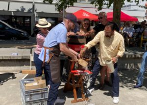 Stadtrat Bülent Teztiker beim Fassanstich, unterstützt von Migrationsbeirat und 2. Vorsitzenden des Stadtteilvereins Jaswinder Pal-Rath Foto: wa