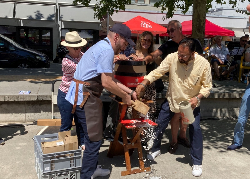 Stadtrat Bülent Teztiker beim Fassanstich, unterstützt von Migrationsbeirat und 2. Vorsitzenden des Stadtteilvereins Jaswinder Pal-Rath Foto: wa